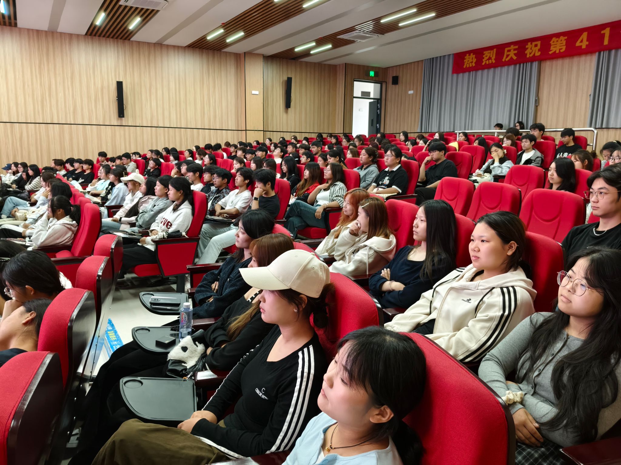 開啟大學新征程，共筑青春心夢想——文化旅游學院2025級新生見面會暨會展策劃實踐項目啟動